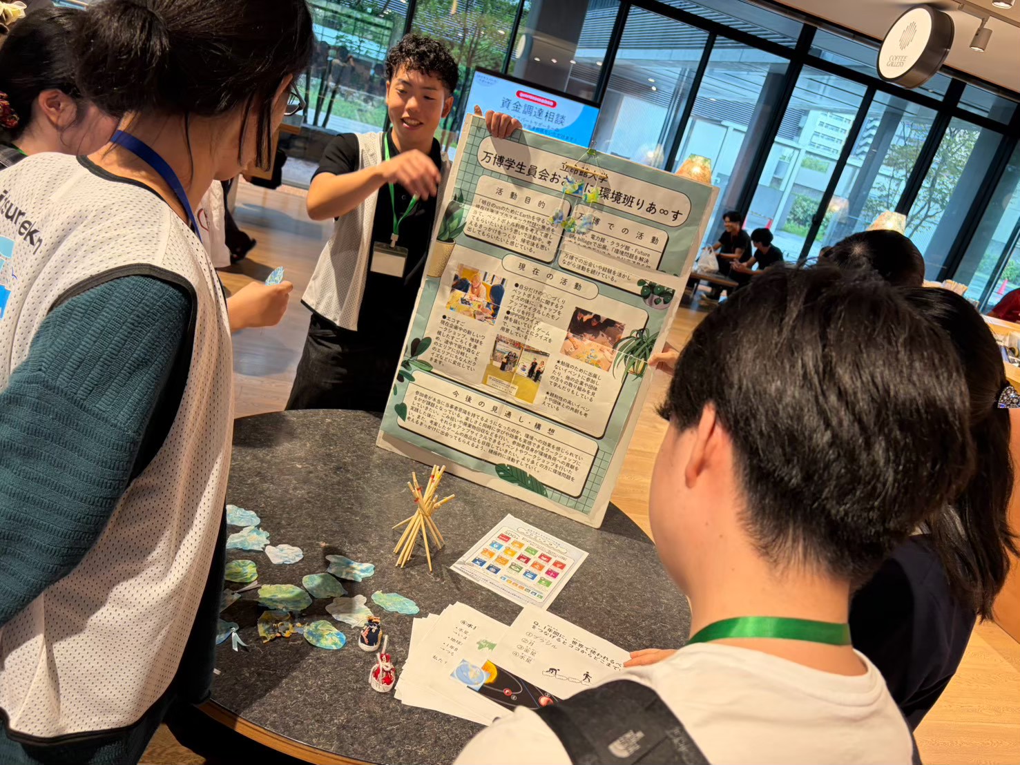 学生団体ブースで来場者に活動を説明する様子（2026年9月・Vol.3）